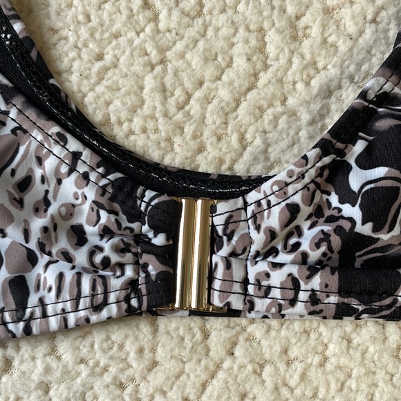 Bikini - Picture 3 of 15